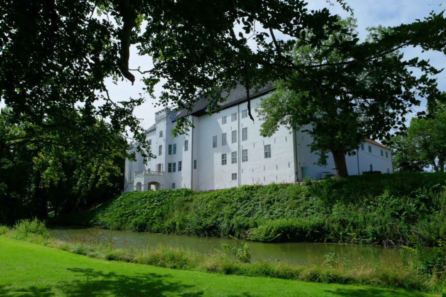 Photo of Dragsholm castle.
