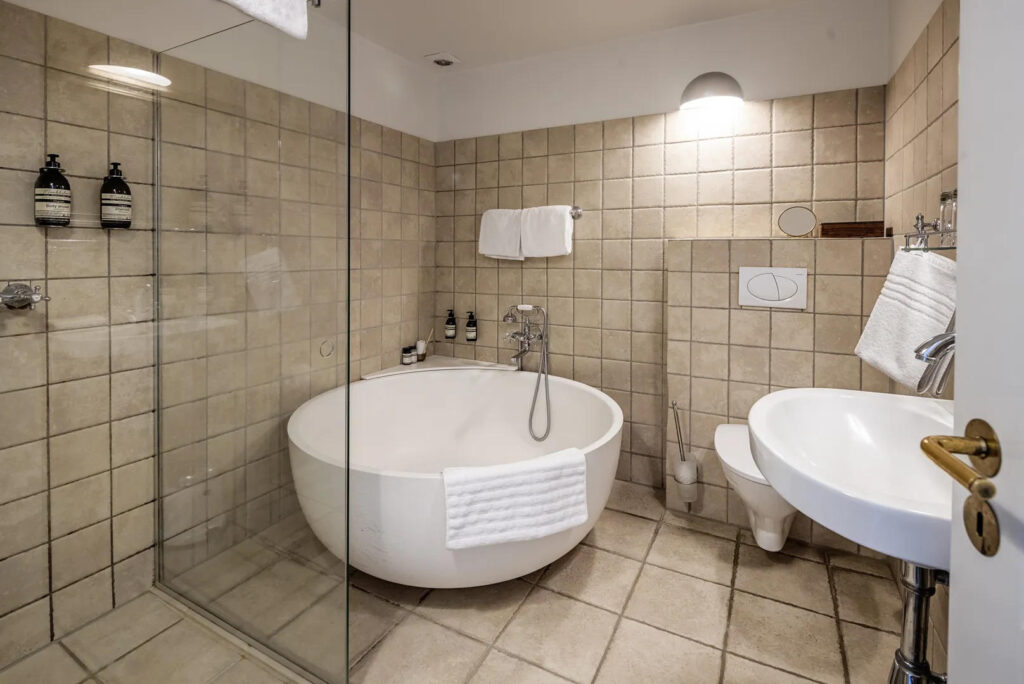 Bathroom at Dragsholm castle with Copenhagen Bath' Tromsø bathtub
