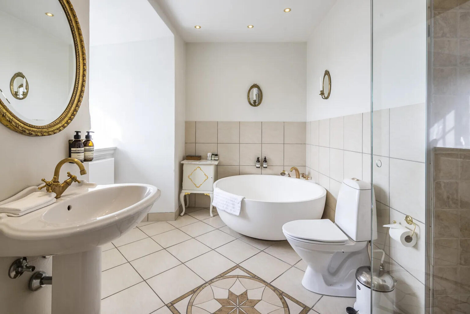 Bathroom at Dragsholm castle with Copenhagen Bath' Tromsø bathtub