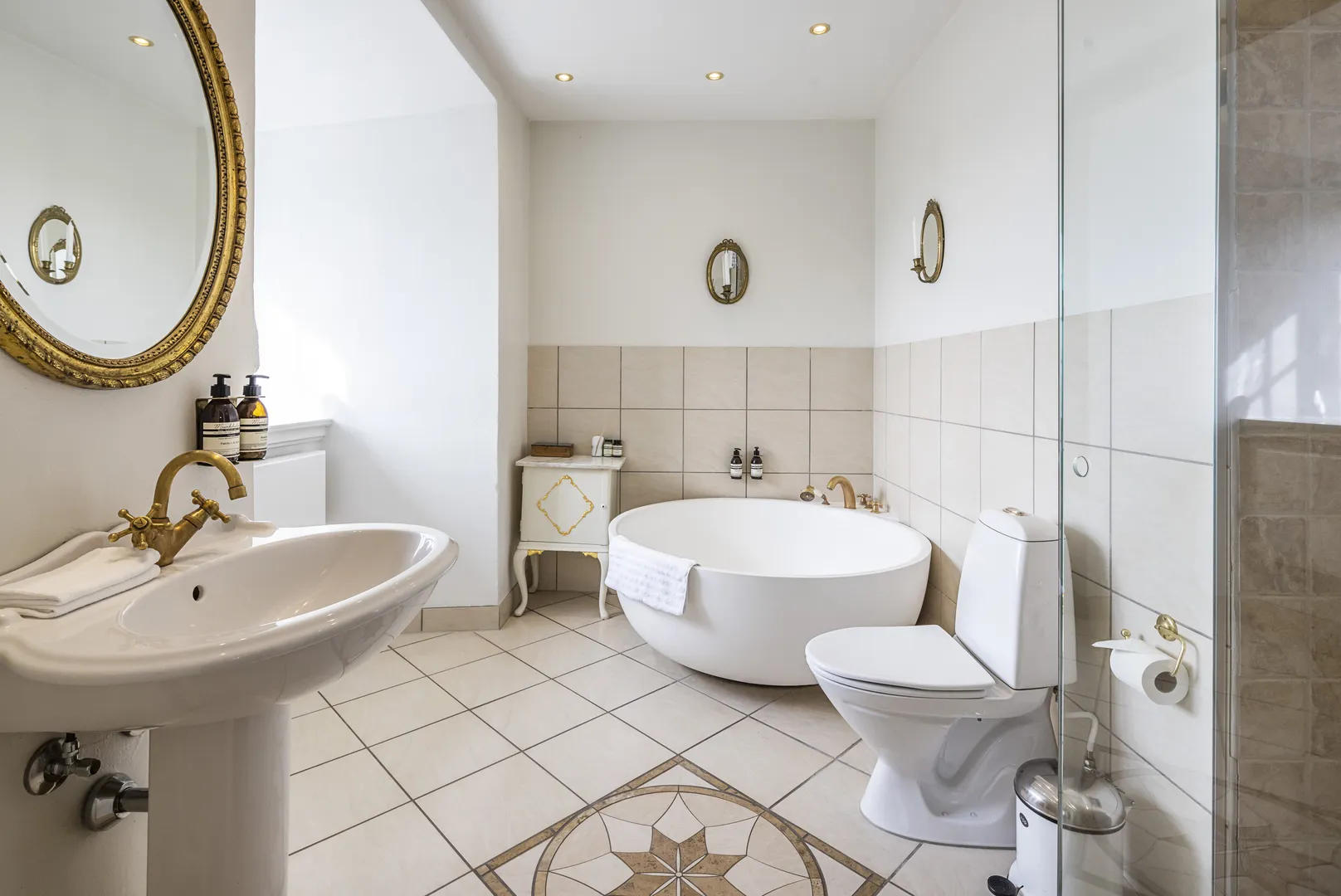 Bathroom at Dragsholm castle with Copenhagen Bath' Tromsø bathtub