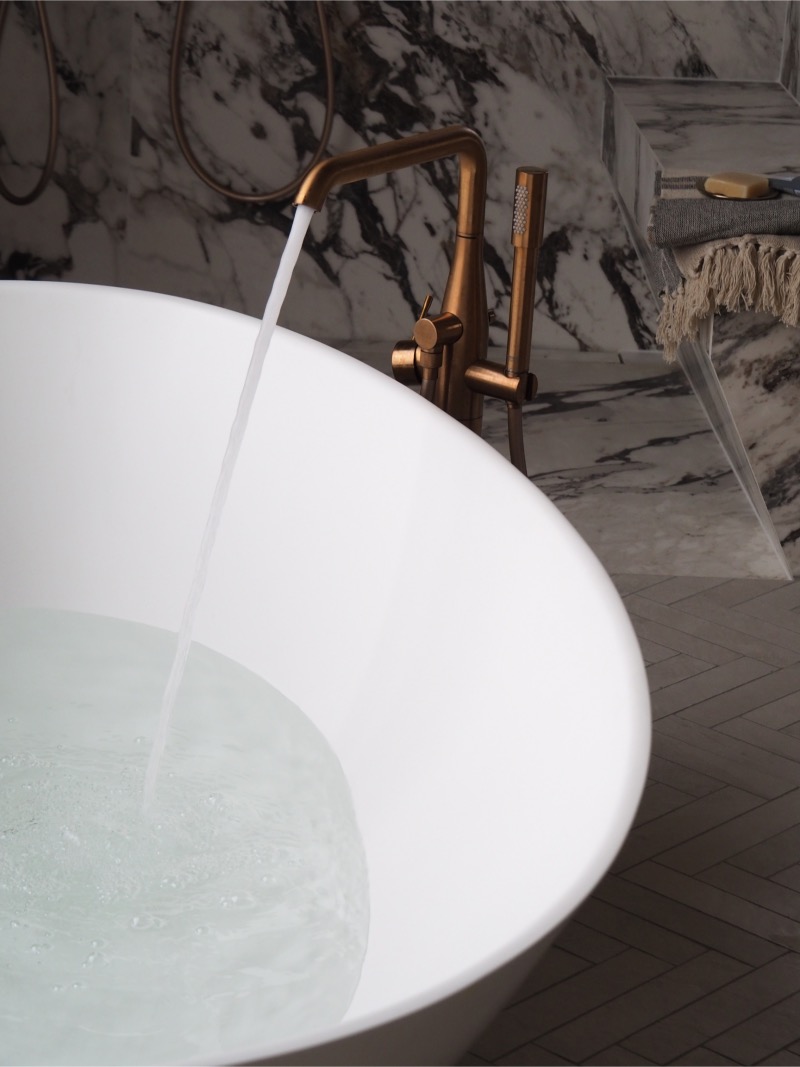 legant Muschel bathtub with soft, flowing lines inspired by the ocean, part of the MH Collection.